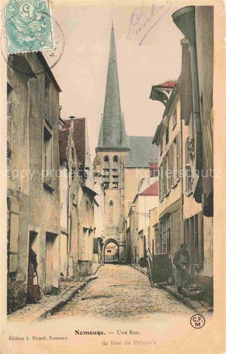 Nemours Fontainebleau 77 Seine-et-Marne Une rue vue sur l'église