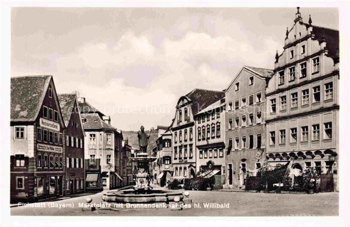 Eichstaett Oberbayern Marktplatz mit Brunnendenkmal des hl. Willibald Altstadt