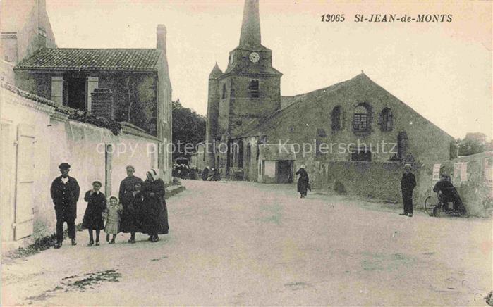 St-Jean-de-Monts Les-Sables-d Olonne 85 Vendee Une place et l'église
