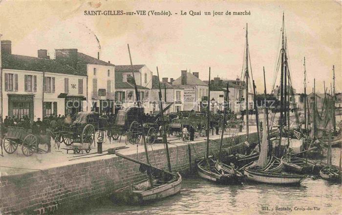 Saint-Gilles-sur-Vie Vendee Le quai un jour de marché