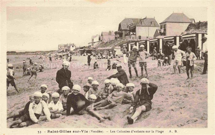 Saint-Gilles-sur-Vie Vendee Le colonies d'enfants sur la plage