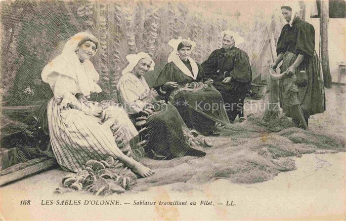 Les Sables-d Olonne 85 Sablaises travaillant au filet