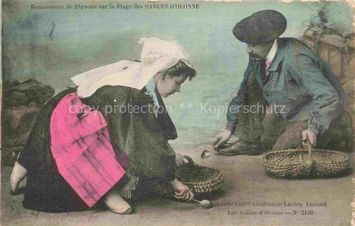 Les Sables-d Olonne 85 Ramasseurs de pignons sur la plage