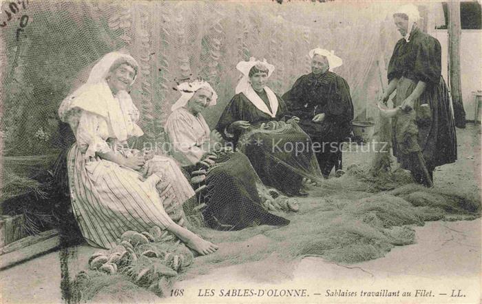 Les Sables-d Olonne 85 Sablaises travaillant au filet