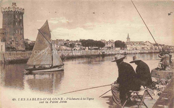 Les Sables-d Olonne 85 Pêcheurs à la ligne sur la petite jetée