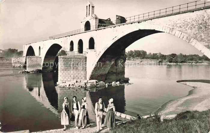 AVIGNON 84 Vaucluse Contadins et Contadines au fond le Pont St. Bénézet XVe sièc