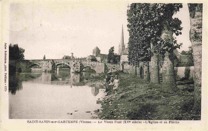 Saint-Savin-sur-Gartempe Le vieux pont XVe siècle l'église et sa flèche