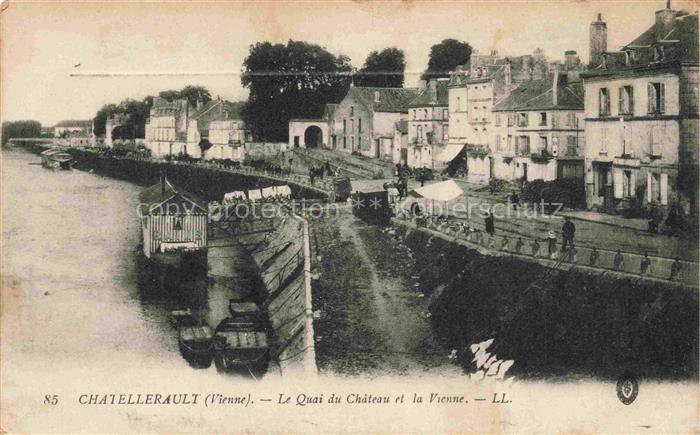 Chatellerault 86 Vienne Le quai du château et la Vienne