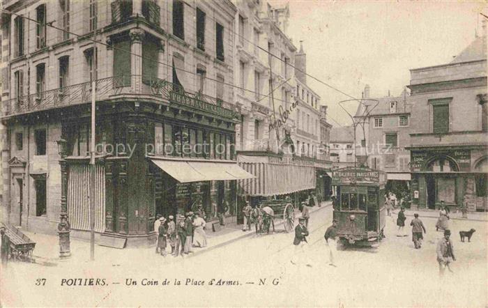 POITIERS 86 Vienne Un coin de la Place d'Armes Tram