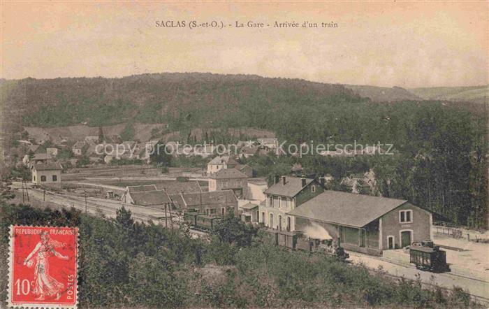 Saclas Etampes 91 Essonne Vue générale et la gare arrivée d'un train