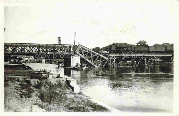 PONTOISE 95 Val-d Oise La passerelle du chemin de fer au fond le pont de Saint O