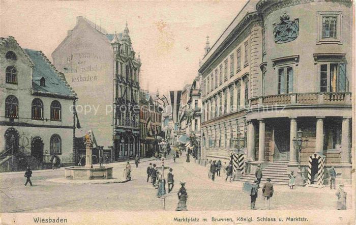WIESBADEN Marktplatz mit Brunnen Koenigliches Schloss Marktstrasse
