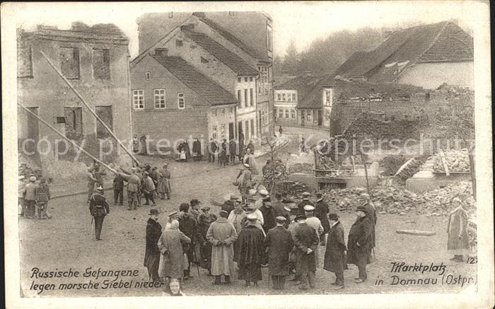 Domnau Ostpreussen Russische gefangene auf dem Marktplatz