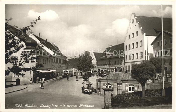 Dachau Stadtplatz mit neuem Rathaus