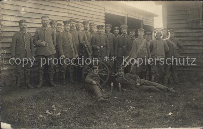Militaria Geschuetze Kanone Gruppenfoto
