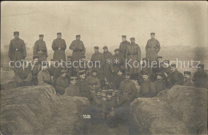 Militaria WK1 Soldaten im Schuetzengraben mit Handgranaten Gruppenfoto