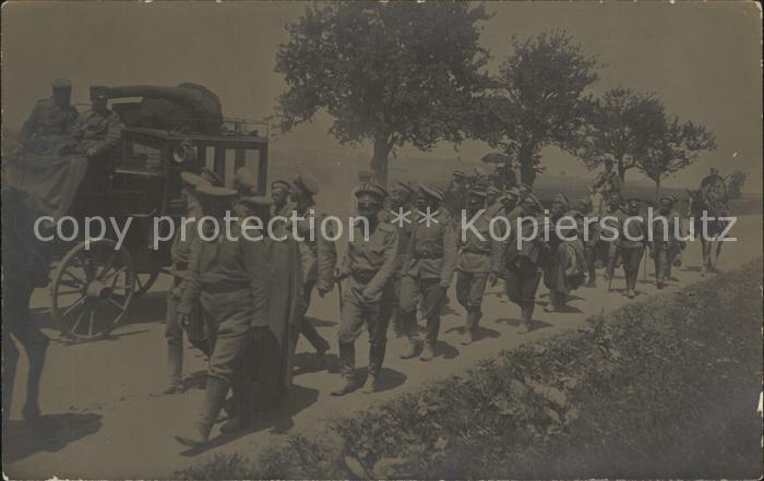 Militaria WK1 unterwegs Gruppenfoto Pferdegespann
