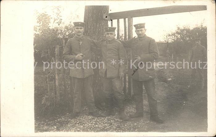 Militaria WK1 Gruppenfoto  3 kleine Löcher