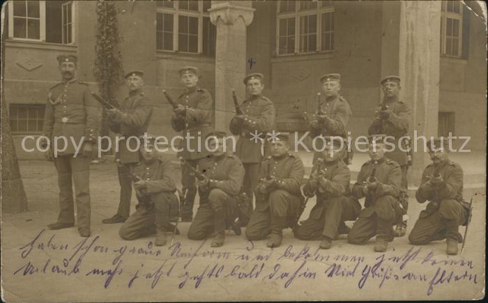 Militaria WK1 Gruppenfoto Soldaten mit Gewehr Muenchen