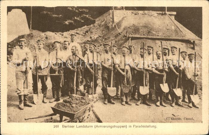 Militaria WK1 Gruppenfoto Berliner Landsturm Armierungstruppen in Paradestellung