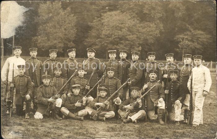 Militaria WK1 Gruppenfoto soldaten mit Gewehr