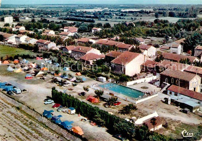 Saint-Martin-de-Crau Fliegeraufnahme mit Freibad Camping