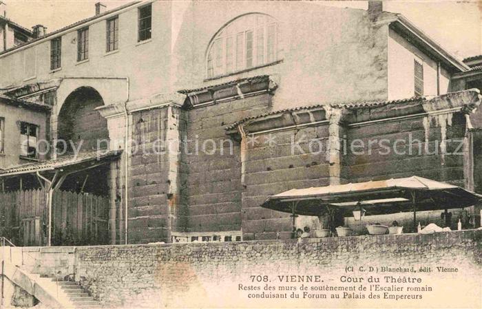 Vienne Isere Cour du Theatre