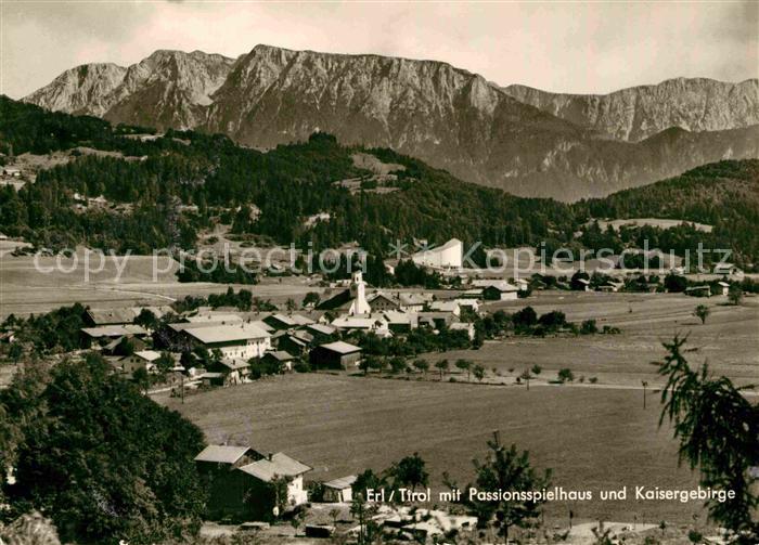 Erl Tirol mit Passionsspielhaus und Kaisergebirge