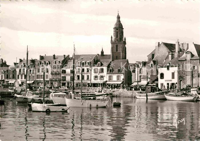 Le Croisic Le Port devant le Quai et l'Eglise