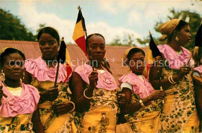 Congo Belge Junge vrouwen in feestkledij