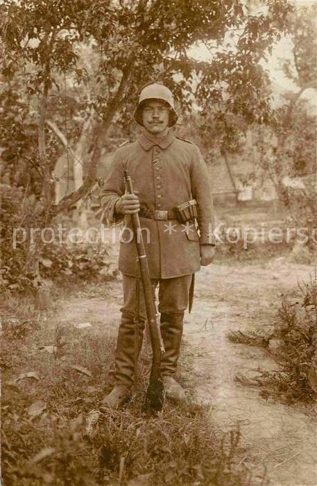 Militaria WK1 Soldat Gewehr Stahlhelm