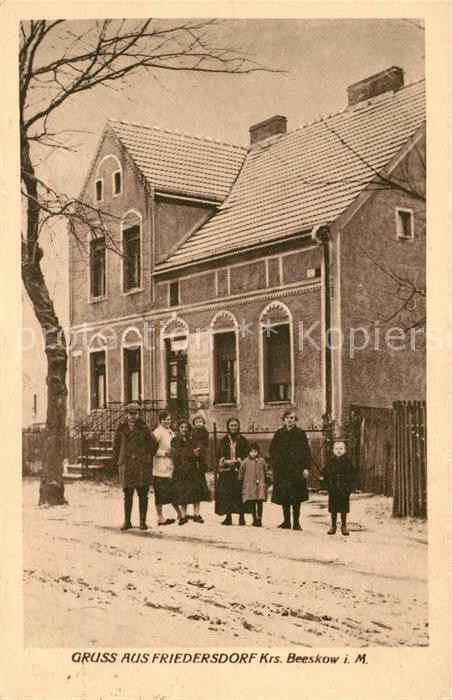 Friedersdorf Bitterfeld Gruppenfoto vor Wohnhaus