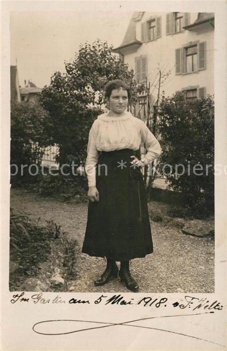 Bern BE Junge Dame im Garten