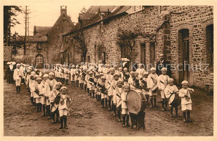 Saint-Fraimbault-de-Prieres Defile de la Fanfare des Orphelins de St-Georges de