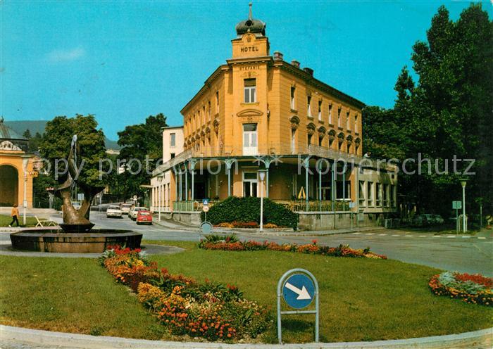 Bad Voeslau Badplatz mit Freiheitsbrunnen Hotel Stefani