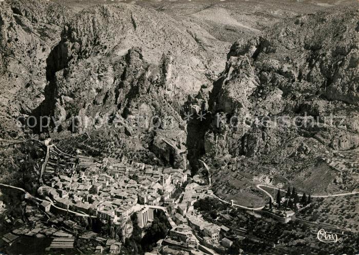 Moustiers-Sainte-Marie La Ville Entrée du Vallon de Notre Dame Gorges du Riou vu