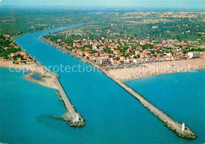 Le Grau d Agde Embouchure de l Herault a droite le Grau et la Tamarissiere vue a