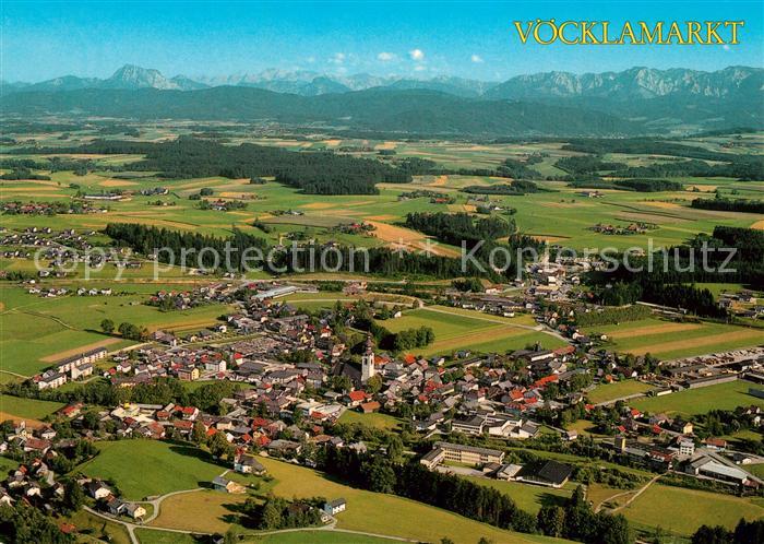 Voecklamarkt Tor zum Attersee mit Traunstein und Hoellengebirge Fliegeraufnahme