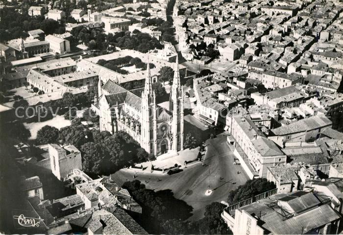 Nimes Vue aerienne Place des Carmes et Eglise