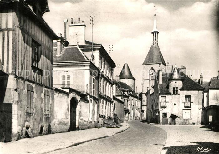 Avallon la Tour de l’Horloge et la Place St Laz
