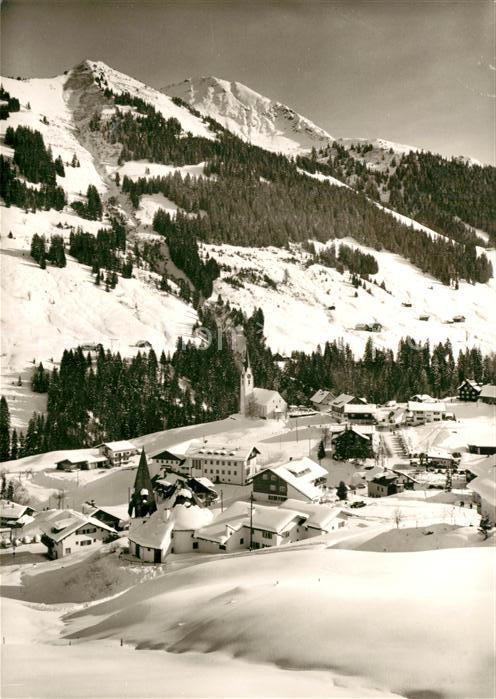 Hirschegg Kleinwalsertal Vorarlberg mit Kuhgehrenspitze und Hammerspitze