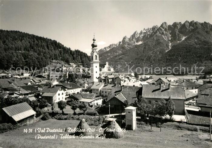 Toblach Suedtirol mit Kirche und Neunerkofl