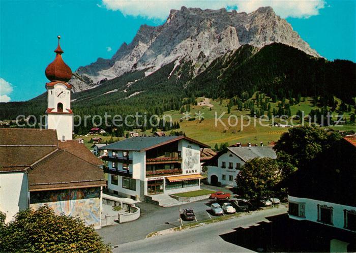 Ehrwald Tirol Dorfplatz mit Kirche und Zugspitze