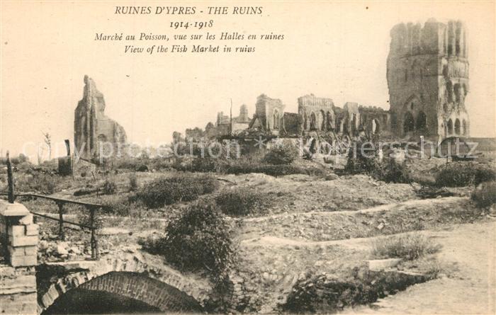 Ypern Ypres Marche au Poisson vue sur les Halles en
