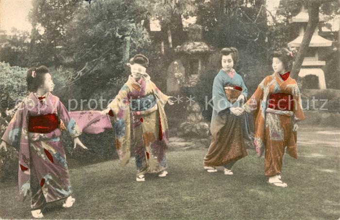 Japan Spielende Maedchen