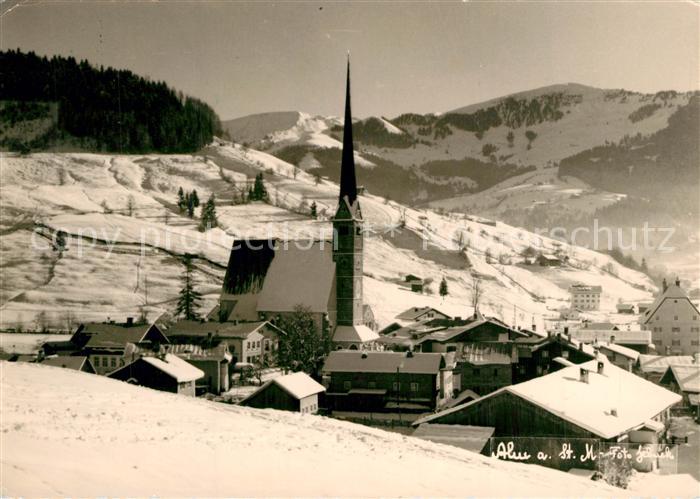 Alm Saalfelden Ortsansicht mit Kirche Winterlandschaft