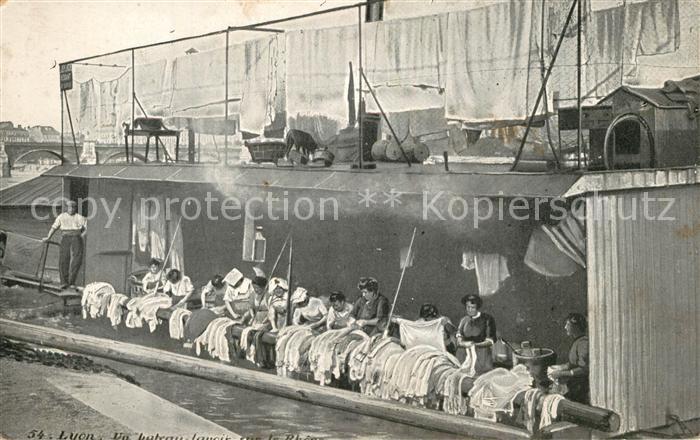 Lyon France Un bateau lanoir sur le Rhone