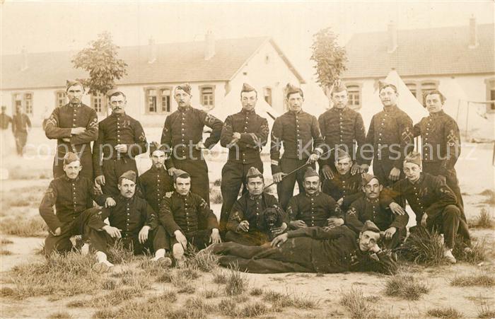 Sissonne Aisne Caserne Gruppenfoto mit Soldaten