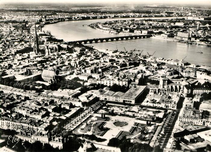 Bordeaux Vue aerienne sur la nouvelle Place Andre Meunier la Garonne et le Pont