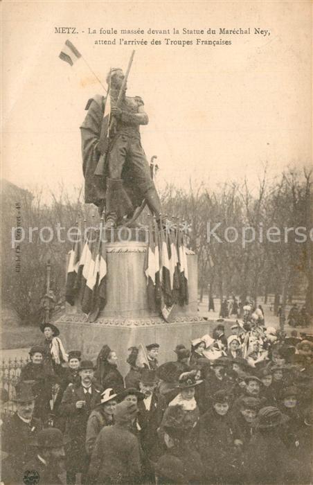 Metz  57 Moselle Le foule massee devant la Statue du Marechal Nay attend l’arriv